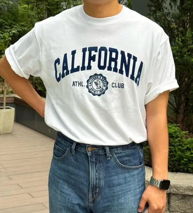【韓国 WHO.A.U】California Letter Short Sleeve T-shirt California Letter Short Sleeve T-shirt - 후아유닷컴